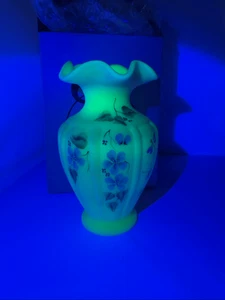 Fenton handbemalte burmesische Glas Vase #9867 F5 gekräuselte Oberseite UV reaktive Grenze - Bild 1 von 10