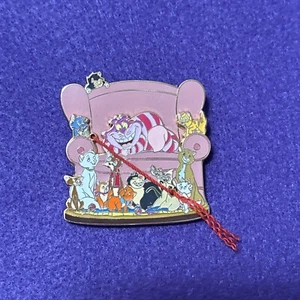 Disney 2005 Katzen auf der Couch Pin  - Bild 1 von 2