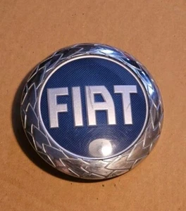 FIAT PUNTO FRONT GRILLE BADGE IN BLUE 46832366 IN WORKING ORDER - Picture 1 of 3