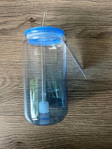 Trinkglas mit Deckel, Henkel und Strohhalm Klar / Blau 15 cm NEU & OVP - Bild 1 von 4