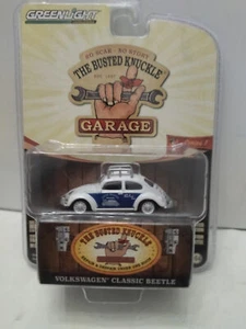 VOLKSWAGEN BEETLE CLASSIC GARAGE BLUE/WHITE 1:64 GREENLIGHT - Imagen 1 de 2
