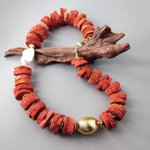 Gargantilla de mujer 18x27 mm blanca barroca perla roja esponja coral tono dorado - Imagen 1 de 8