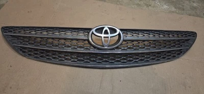  Rejilla delantera Toyota Camry 2002-2004 cromada plateada negra escudo con logotipo emblema. Foto 1 de 4