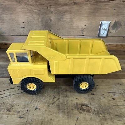 VTG. LATE 1960'S NYLINT Large Pressed Steel 17" Yellow Construction Dump Truck - Image 1 of 4