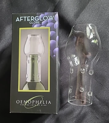 Protector de llama Oenophilia Afterglow Hace una vela con una botella de vino vacía Foto 1 de 4