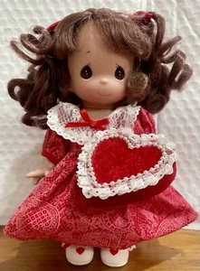 Bambola in vinile Precious Moments 7" febbraio San Valentino bambina con cuore 2007 con etichetta - Foto 1 di 14