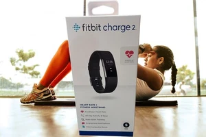 Fitbit Charge 2 Armband Aktivitätstracker klein schwarz Herz Schlaf GPS NEU - Bild 1 von 8