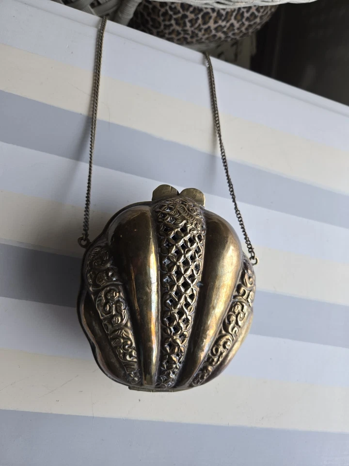Cartera antigua de latón macizo decorativa con carcasa de almeja con correa de cadena forrada de terciopelo vintage Foto 1 de 3