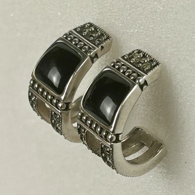 Aretes de medio bucle de plata de ley A925 con detalles de ónix y marcasita Foto 1 de 4