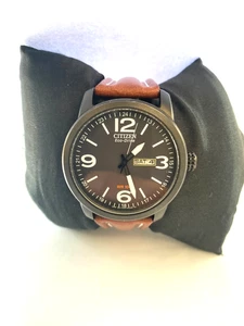 Citizen Herren Eco Drive Day & Date 100 MT WR Lederarmband Uhr E101-S064783 - Bild 1 von 13