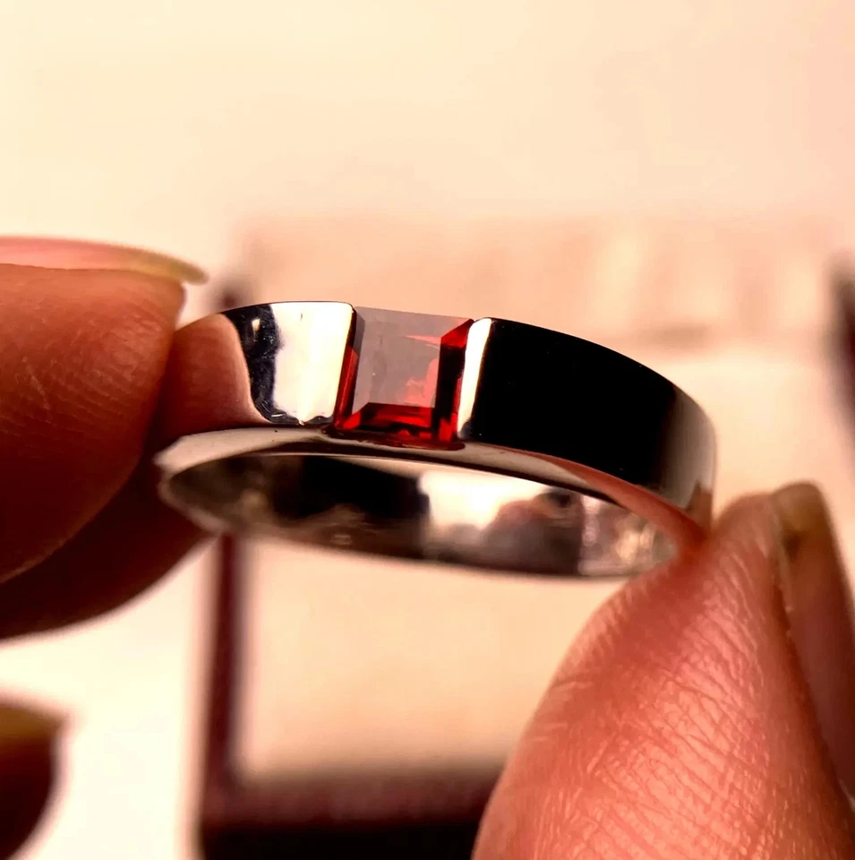 Anillo de boda de 4 mm de granate tratado con laboratorio para hombre enchapado en oro blanco de 14 quilates de plata 925 Foto 1 de 4