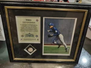 2001 UD Piece of the Action Rookie ICHIRO RC BOLA USADA EN JUEGOS Jumbo - Enmarcado - Imagen 1 de 2