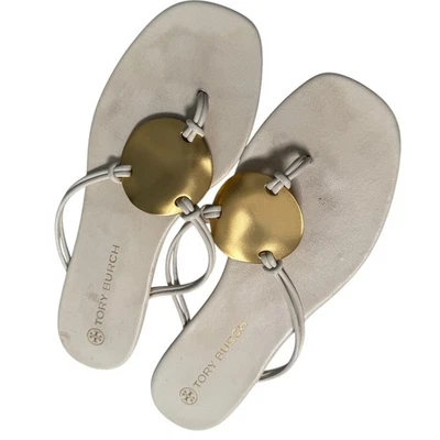 Sandalia Tory Burch Patos Disco Cuero Marfil Logo Dorado Tanga Blanca Talla 8M Foto 1 de 4