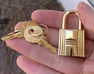HERMES Cadena Juego de Candado y Llave Oro Dije Excelente Cerradura Decoración Llaves - Imagen 1 de 3