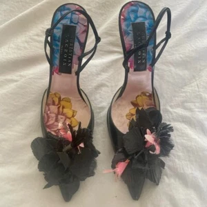 Christian Lacroix pointy pumps with floral appliqué 7.5 - Picture 1 of 2