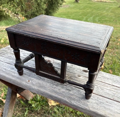 Escabelo vitoriano antigo esculpido à mão dos anos 1800 13,5” X 9” X 8,75” de altura - Imagem 1 de 4