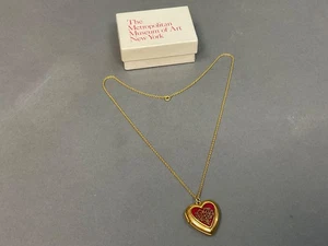 1984 MMA Metropolitan Museum of Art Gold Tone Red Enamel Heart Locket & Chain - Picture 1 of 11