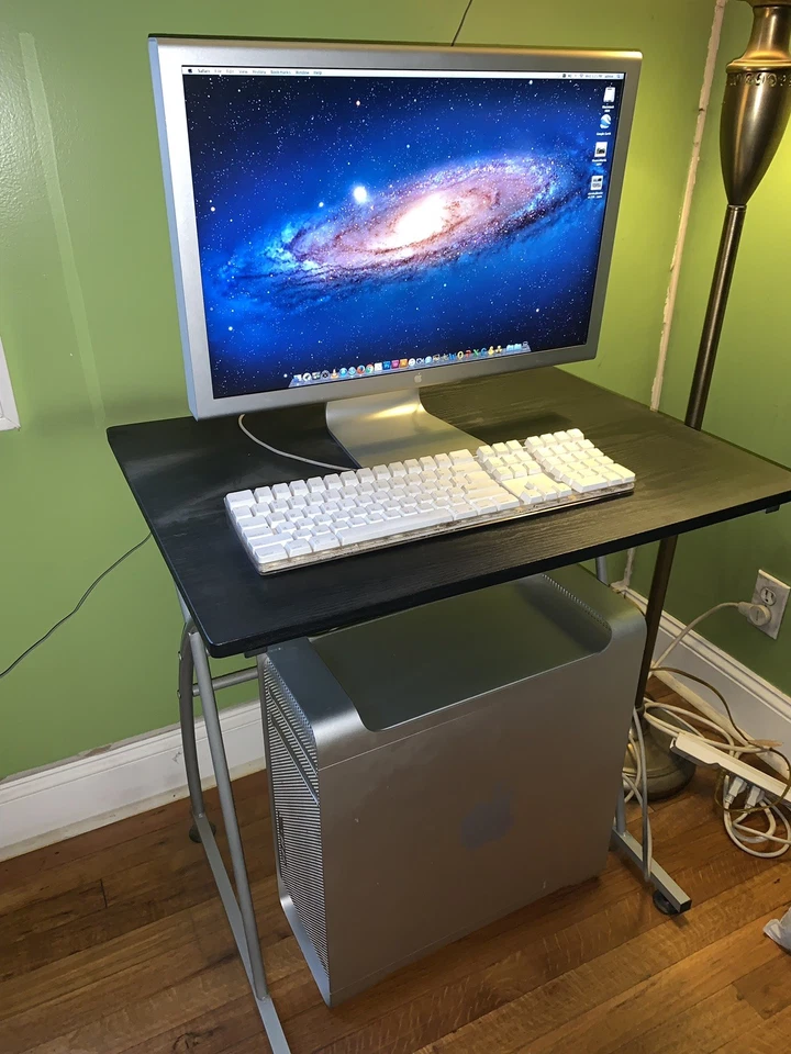 "Apple Mac Pro 1.1 Quad Core 2.66 #A1186 (MA356LL/A) con pantalla de cine y teclado de 23""" Foto 1 de 4