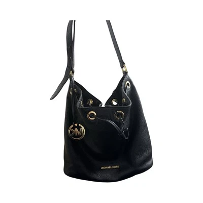 Bolso de hombro Michael Kors Camden de cuero negro con cordón y borla Foto 1 de 3