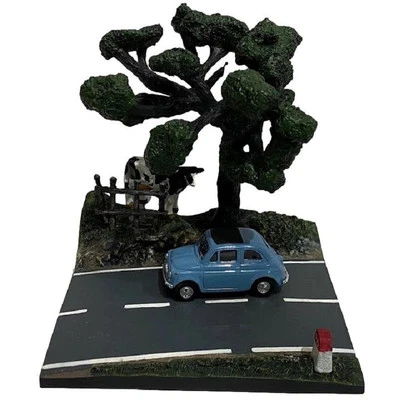 Auto 1:43 + Sezione stradale con mucca e albero per auto in scala 1:43 Diorama - Immagine 1 di 4