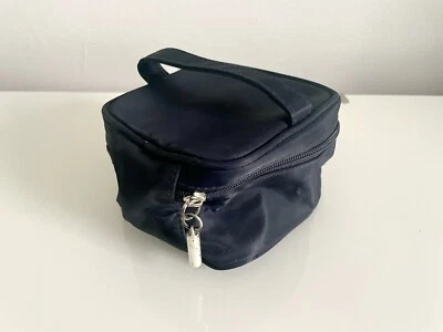 Bolsa de Maquillaje DKNY Negra Bolsa de Artículos de Aseo Cosméticos Cierre de Cremallera De Colección Mujeres Foto 1 de 4