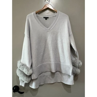 Suéter Saks Fifth Ave Gris Cuello en V con Cuatro Anillos de Piel en las Mangas XL Foto 1 de 4