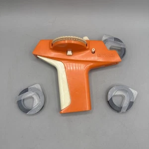 Etichettatrice Dymo 1780 vintage arancione portatile nastro manuale alfanumerico - Foto 1 di 3