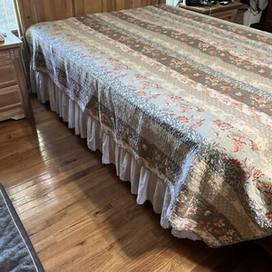 Striped Floral Quilt Full Queen ~ 84x98” ~ No Tag ~ Beautiful Condition - Picture 1 of 6