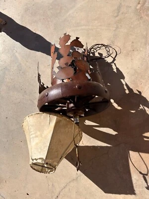 Lámpara de araña Matal inspirada en cactus con cubierta de luz de cuero crudo Foto 1 de 4