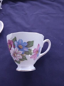 VTG FLORAL GOLD TEA CUP ONLY BONE CHINA ENGLAND Blue tinted - Picture 1 of 8