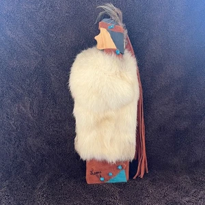 Scultura in legno intagliato nativi americani indiani 12 firmati pelliccia pelle turchese vintage - Foto 1 di 12