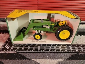Ertl John Deere Utility mit Lader 1/16 Druckguss Bauernhof Traktor Nachbau Sammlerstück  - Bild 1 von 6