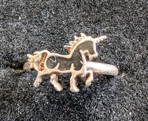 Ring Sterlingsilber Einhorn schwarzer Onyx gefüllt klein 1/2" mal 1/4" Größe 4,5 - Bild 1 von 4