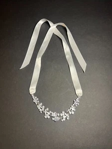 Collar Gargantilla Corbata Cinta Blanca Racimo Floral Plateado Cristal Estrás - Imagen 1 de 5