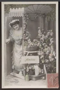 cpa fantaisie FEMME LADY DAME FLEURS AMITIÉS - Picture 1 of 1