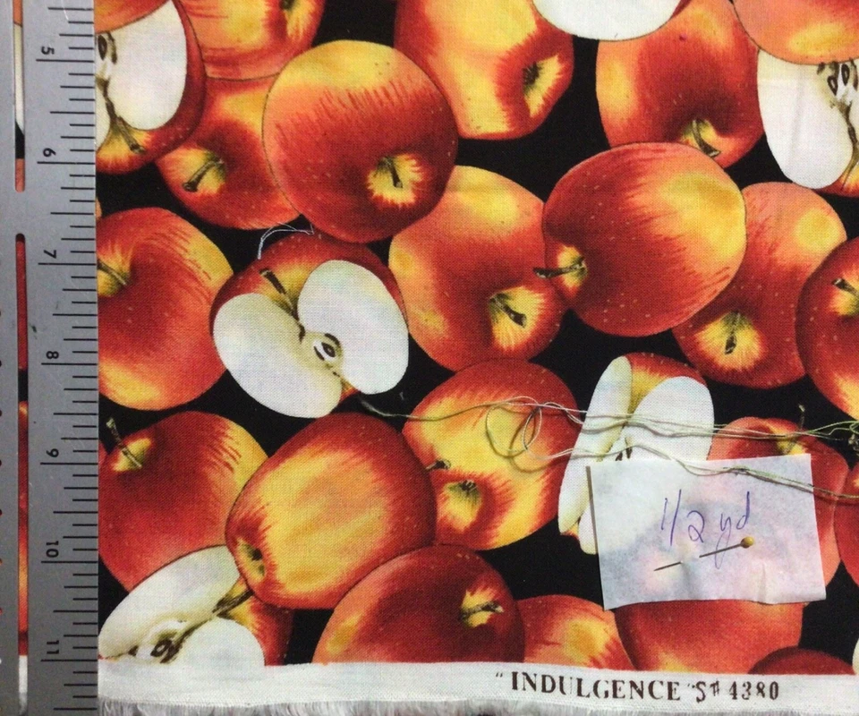 Hoffman Indulgence Manzanas Rojas sobre Tela de Algodón Negro Media Yarda Foto 1 de 1