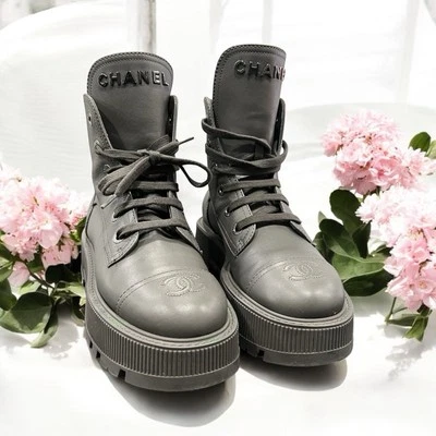 Chanel 2024 Piel de becerro granulada Brillante Piel de becerro CC Botas de combate con cordones Talla 37.5 Foto 1 de 4