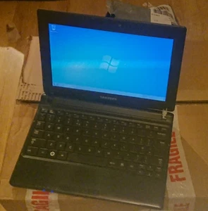 Samsung N145-Plus Netbook Mini Laptop with broken hinge - Picture 1 of 3