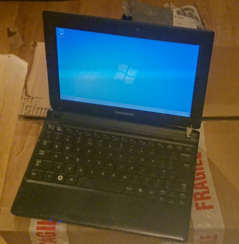 Samsung N145-Plus Netbook Mini Laptop with broken hinge - Image 1 of 3