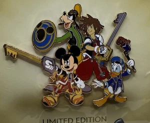 Destination D23 2025 WDI Kingdom Of Hearts Squad Goals MOG Pin LE 400 In Hand - Bild 1 von 3