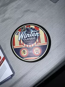 2015 WINTER KLASSISCHES DUELL HOCKEY PUCK CHICAGO BLACKHAWKS GEGENS Washington Hauptstadt - Bild 1 von 2