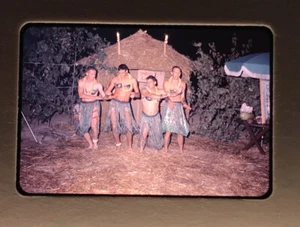 1960 Hawaiano Luau Hula Baile Fiesta Hombres Sin Camisa Coco Sujetadores Suburbano Tiki - Imagen 1 de 3