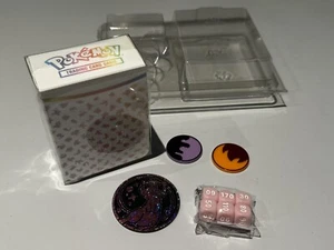 Pokemon 151 UPC Ultra Premium Colección Exclusivas Monedas Mazo Caja Y Dados NUEVO - Imagen 1 de 4