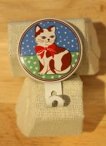 Oval Cat Wall Hook - Cute cat wearing a bow in snow - Colorful - Picture 1 of 5