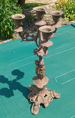 JOLI CANDELABRE EN REGULE PATINE BRONZE A 4 BRANCHES DECOR DE PUTTI OU CHERUBINS - Photo 1/4