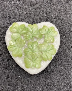Belleek Ireland Pottery Three Leaf Clover Heart Brooch - Picture 1 of 10