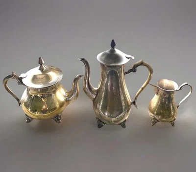 Messing 3er Set | 1 Teekanne m. Deckel, 1 gr.&1 kl. Kanne | Blumenmotiv | 1970 - Bild 1 von 4