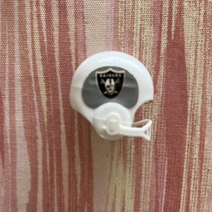 VTG 1970s/1980s OAKLAND RAIDERS NFL GUMBALL MINI FOOTBALL HELMET OPI - Picture 1 of 4