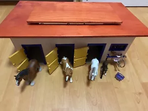 Schleich Pferdestall 40164 mit Pferden und Zubehör - Bild 1 von 7
