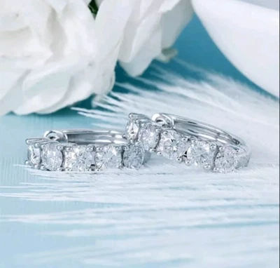 Pendiente Huggie aro redondo de diamantes creados en laboratorio de 2 quilates enchapado en oro blanco de 14 quilates Foto 1 de 4